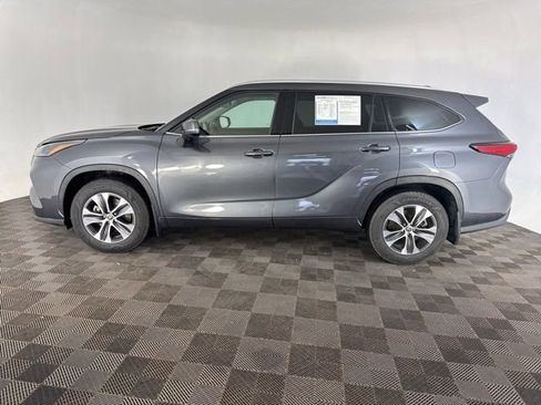 Used 2022 Toyota Highlander XLE image 10