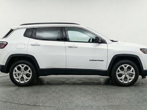 Used 2025 Jeep Compass Latitude AWD/4WD image 11