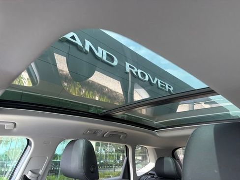 Used 2024 Volkswagen Taos SE w/ Panoramic Sunroof Package FWD image 11