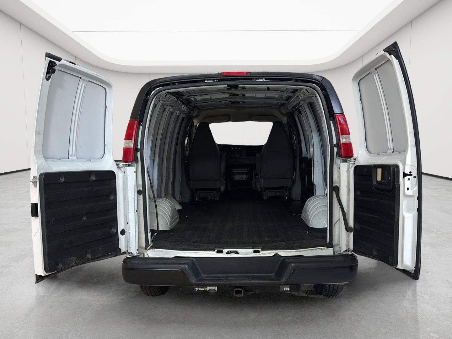Used 2016 Chevrolet Express 2500 RWD image 8