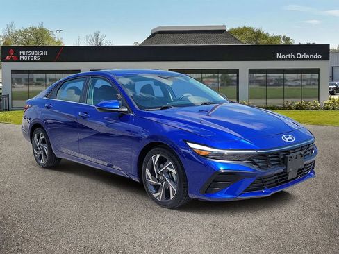 Used 2025 Hyundai Elantra Limited FWD image 4