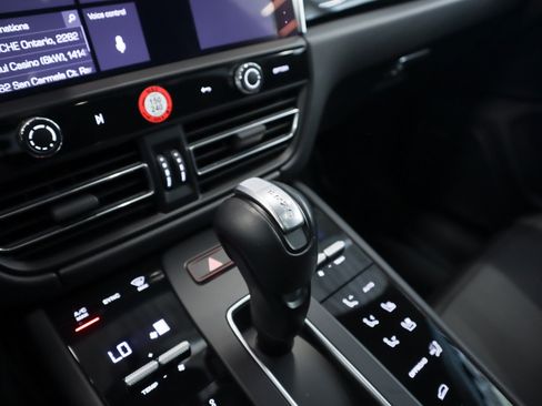 Certified 2026 Porsche Macan AWD/4WD image 18