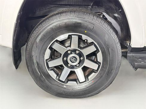 Used 2018 Toyota 4Runner TRD Off-Road Premium AWD/4WD image 35