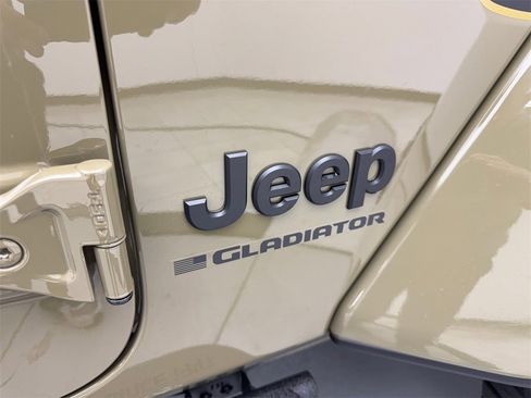 Used 2025 Jeep Gladiator Sport w/ Premium Package image 24