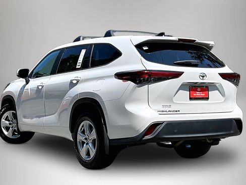 Used 2023 Toyota Highlander L FWD image 4