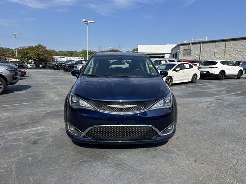Used 2020 Chrysler Pacifica Touring image 4