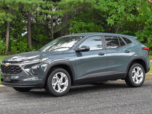 Used 2026 Chevrolet Trax LS w/ LS Convenience Package FWD image 2