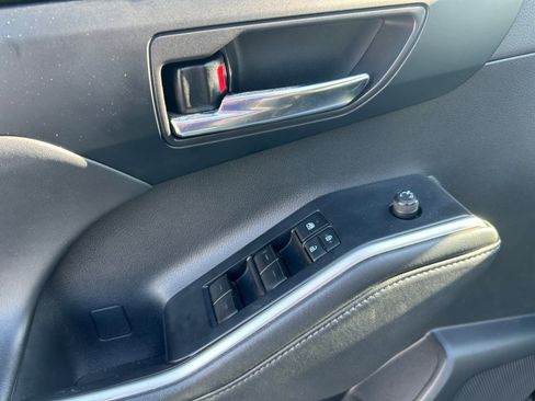 Used 2022 Toyota Highlander XLE image 11