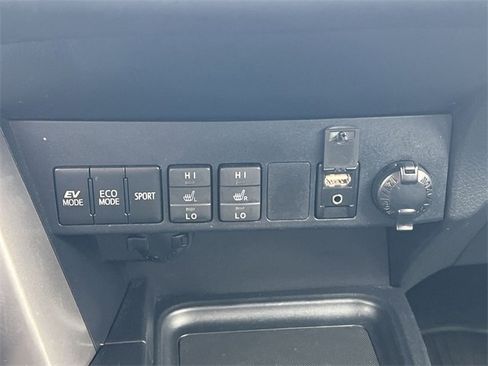 Used 2016 Toyota RAV4 Limited w/ Advanced Technology Package image 16