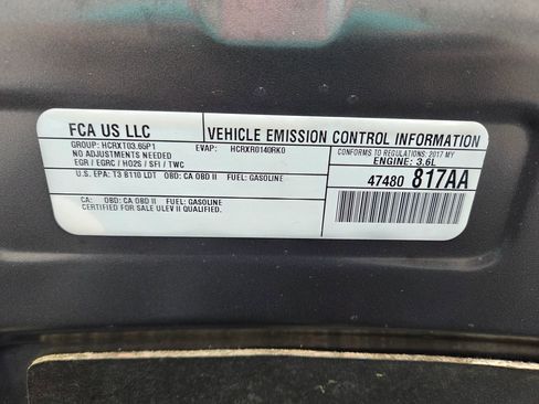 Used 2017 Chrysler Pacifica Touring-L FWD image 27