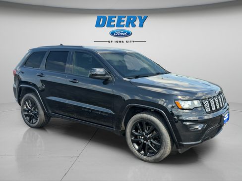 Used 2017 Jeep Grand Cherokee Altitude AWD/4WD image 8