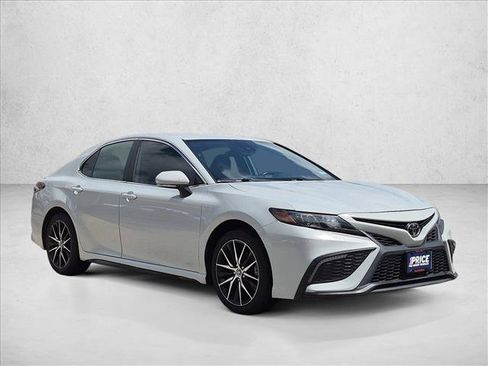Used 2022 Toyota Camry SE FWD image 3