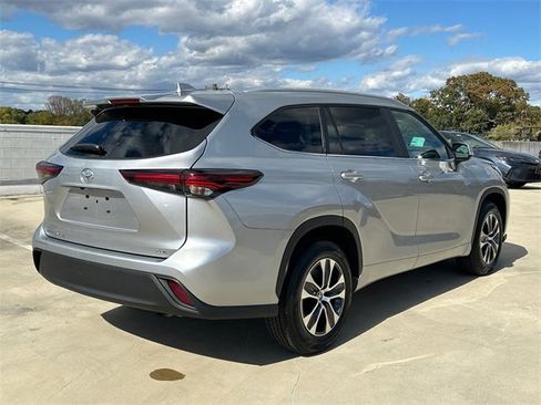 Certified 2024 Toyota Highlander XLE image 4