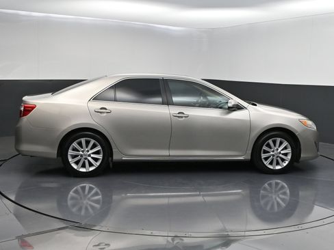 Used 2014 Toyota Camry XLE w/ Leather Package FWD image 8