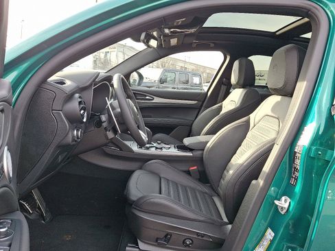 New 2025 Alfa Romeo Stelvio Sprint image 9