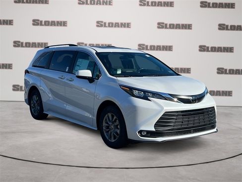 New 2026 Toyota Sienna XLE image 7