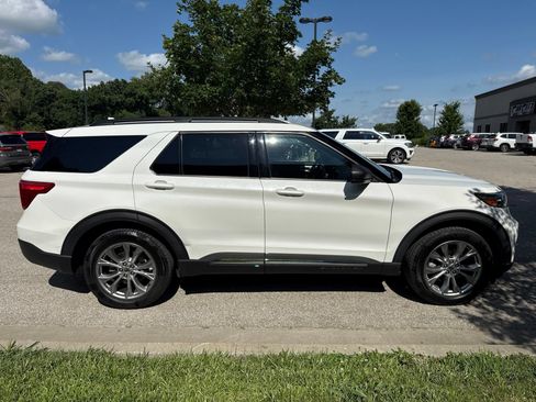 Used 2020 Ford Explorer XLT w/ Equipment Group 202A AWD/4WD image 4