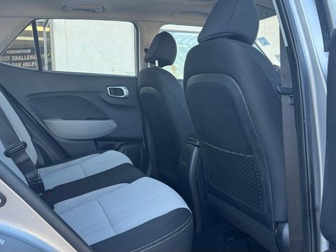 Used 2023 Hyundai Venue SEL image 29