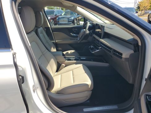 Certified 2024 Lincoln Corsair AWD image 9