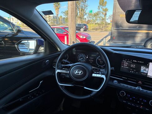 Used 2025 Hyundai Elantra Limited image 36