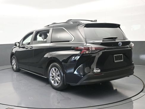 Used 2025 Toyota Sienna XLE w/ XLE Plus Package FWD image 4
