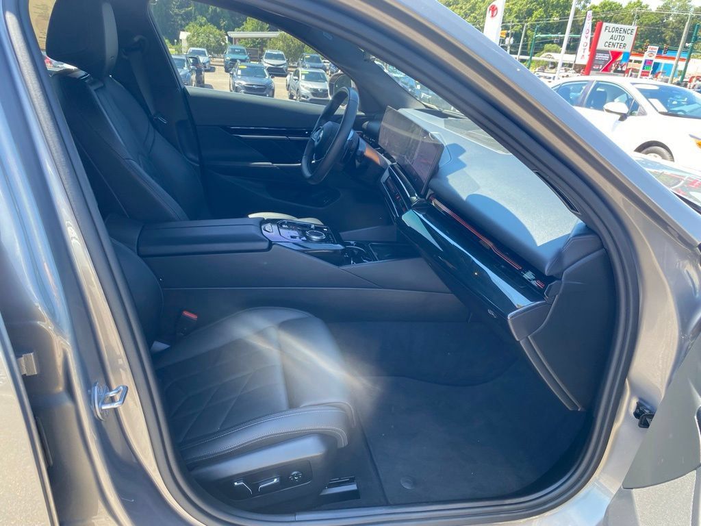 Used 2024 BMW 530i xDrive AWD/4WD image 16