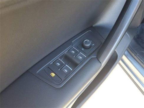 Used 2021 Volkswagen Tiguan SE image 9