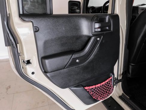 Used 2017 Jeep Wrangler Unlimited Rubicon AWD/4WD image 39