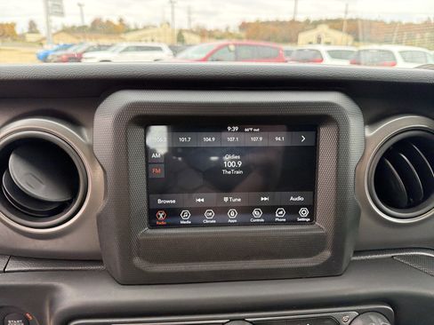 Used 2023 Jeep Gladiator Sport image 21