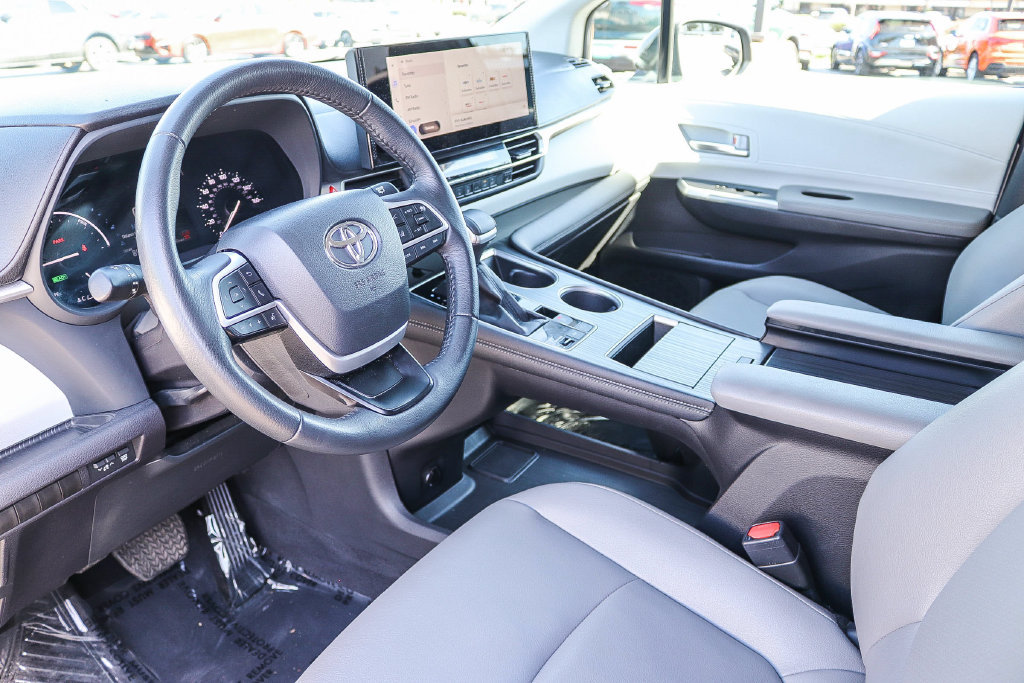 Used 2025 Toyota Sienna XLE FWD image 16