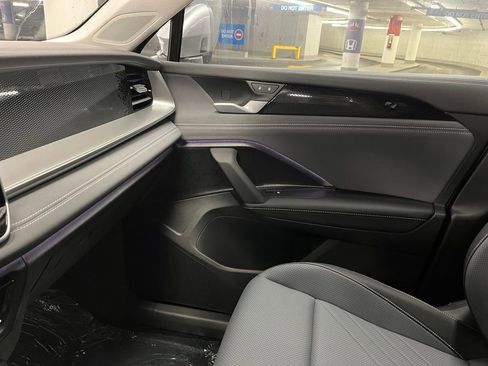 New 2025 Volkswagen Tiguan SE image 30