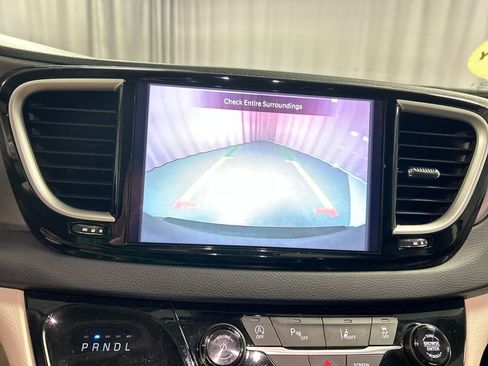 Used 2023 Chrysler Pacifica Touring-L FWD image 18