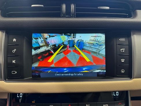 Used 2018 Jaguar XF Premium RWD image 26