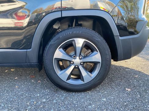 Used 2019 Jeep Cherokee Limited image 31