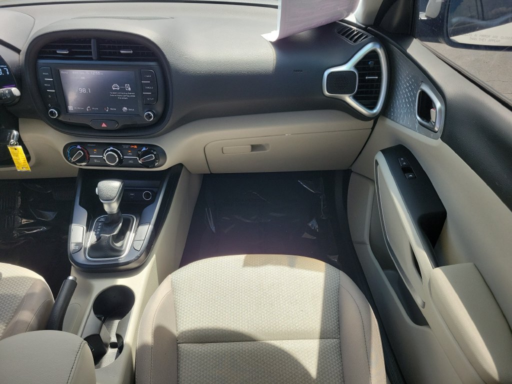Used 2025 Kia Soul LX w/ LX Technology Package FWD image 14