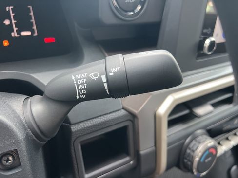 Used 2025 Toyota Tacoma SR5 AWD/4WD image 15