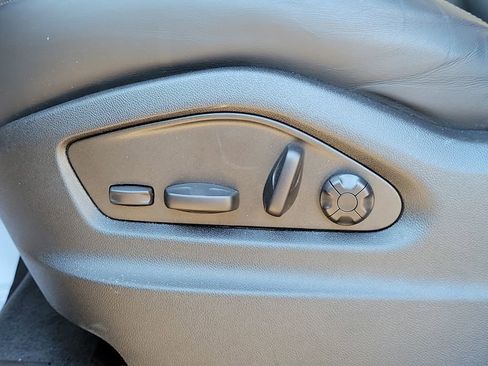 Certified 2025 Porsche Cayenne Base image 28