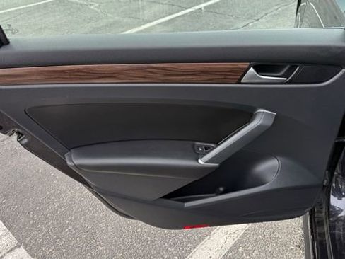 Used 2022 Volkswagen Passat 2.0T image 30