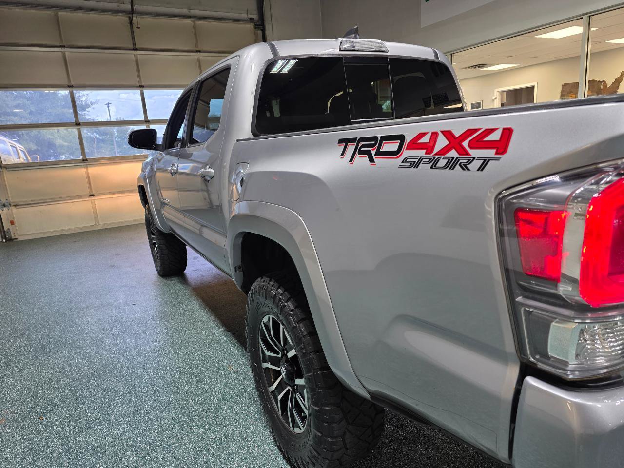 Used 2020 Toyota Tacoma TRD Sport AWD/4WD image 10