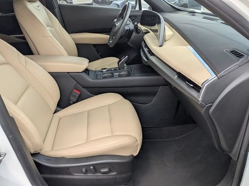Used 2024 Cadillac XT4 Luxury w/ Cold Weather Package FWD image 27