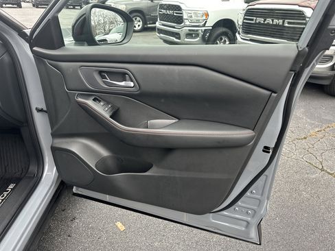 Used 2025 Nissan Rogue SV image 16