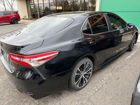 Used 2018 Toyota Camry SE FWD image 2