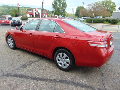 Used 2010 Toyota Camry LE FWD image 8