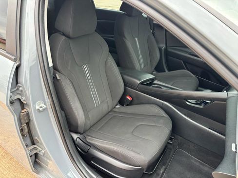 Used 2022 Hyundai Elantra Blue image 8