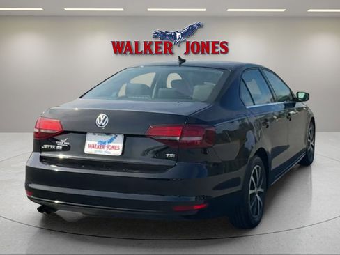 Used 2017 Volkswagen Jetta SE image 3