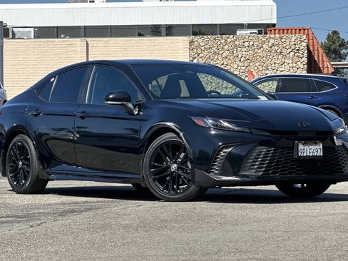 Used 2025 Toyota Camry SE FWD image 2