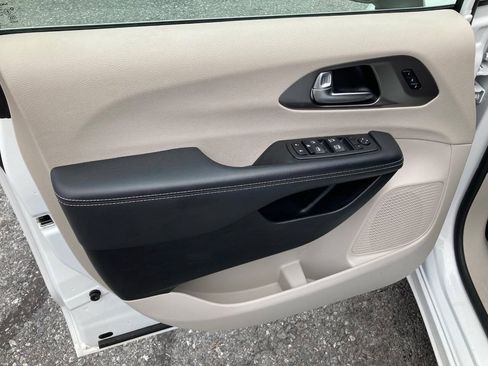 Used 2023 Chrysler Pacifica Touring-L FWD image 34