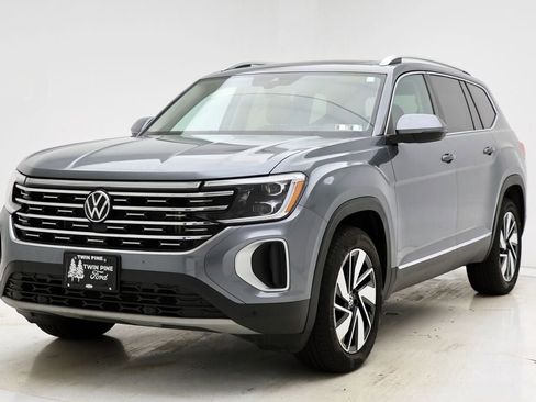Used 2025 Volkswagen Atlas SEL image 2