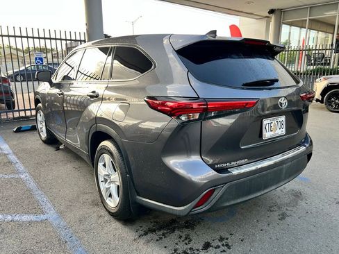 Used 2022 Toyota Highlander LE FWD image 6