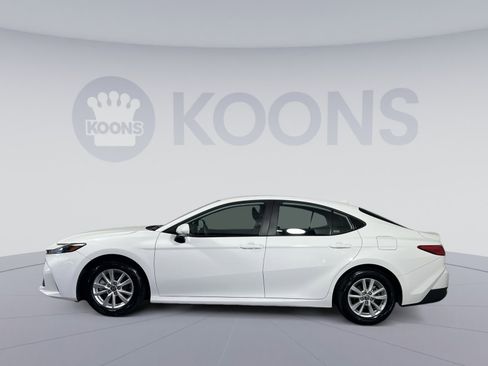 Used 2025 Toyota Camry LE image 2